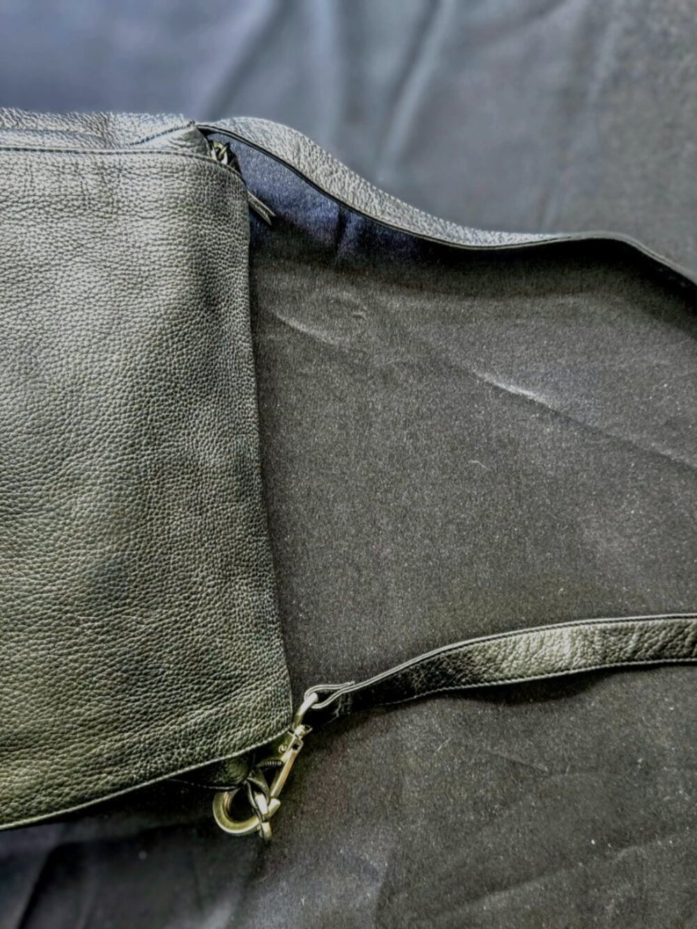 Stone Mountain Genuine Leather Black Messenger Shoulder Bag - Picture 4 of 7
